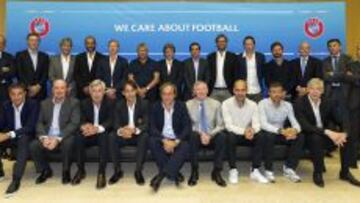 FOTO SIN MOU. El técnico del Chelsea no llegó a tiempo porque la foto se grupo se adelantó. Arriba, Collina, Blanc, Pellegrini, Nuno, Jens Keller, Lucescu, Jorge Jesús, Emery, Klopp, Roger Schmidt, Villas-Boas, Infantino, Lupescu y Marchetti. Abajo, Míchel, Benítez, Ancelotti, Inzagui, Platini, Ferguson, Guardiola, Luis Enrique y Wenger.