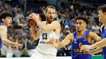 El base del Real Madrid Sergio Rodríguez con le balón ante varios jugadores del Alba Berlin durante el partido de la 8ª jornada de EuroLiga que Real Madrid y Alba Berlín disputan este jueves en el WiZink Center, en Madrid.