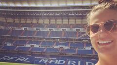 Lucy Oliver, mujer del &aacute;rbitro del Madrid-Juve, posa en el Bernab&eacute;u en 2016.