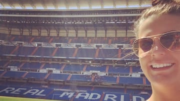 Lucy Oliver, mujer del árbitro del Madrid-Juve, posa en el Bernabéu en 2016.