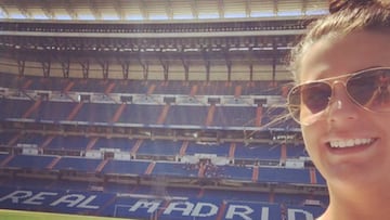 Lucy Oliver, mujer del &aacute;rbitro del Madrid-Juve, posa en el Bernab&eacute;u en 2016.