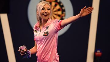 Fallon Sherrock celebra su victoria ante Ted Evetts en la primera ronda del Mundial de Dardos que se celebra en el Alexandra Palace de Londres.