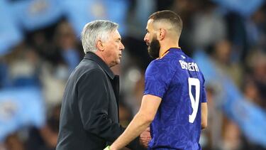 Ancelotti, con Benzema, en un partido de esta temporada.