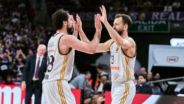 Sergio Llull y Sergio Rodr¨ªguez se saludan en un cambio durante el segundo partido de cuartos de final de la Euroliga ante el Baskonia.