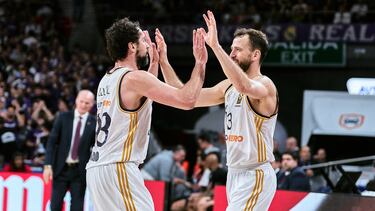 Sergio Llull y Sergio Rodríguez se saludan en un cambio durante el segundo partido de cuartos de final de la Euroliga ante el Baskonia.