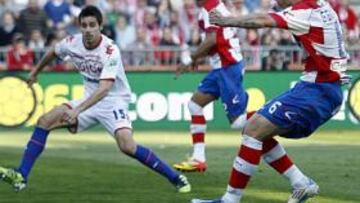 <b>SUPERIOR. </b>El Granada no dejó respirar al Sporting y a la media hora ya ganaba 2-0. Siqueira anotó así el segundo tanto.