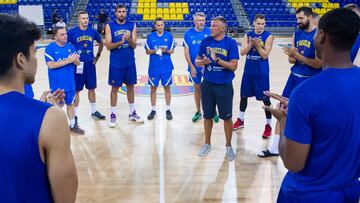 Sarunas Jasikevicius da la bienvenida a sus jugadores.