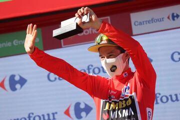 Primoz Roglic está sólo a falta de la contrarreloj de este domingo, en Santiago de Compostela, para coronarse por tercera vez consecutiva campeón de la Vuelta a España.