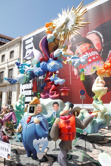Las fallas visten las calles de Alicante. 