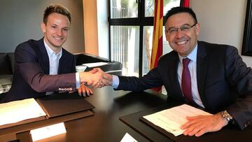 Fotografía de la firma publica en la web del club.