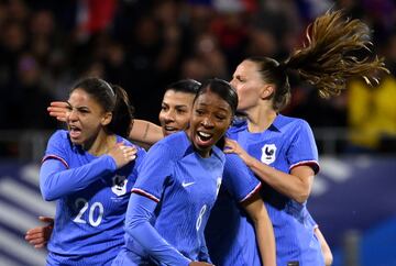 Delphine Cascarino scored twice as Colombia lost 5-2 in France on Friday.