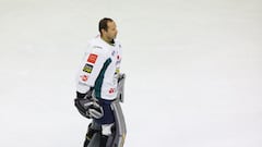 Watch: former soccer player Petr Cech makes hockey debut