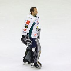 Watch: former soccer player Petr Cech makes hockey debut