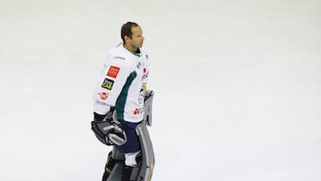Former Chelsea and Arsenal goalie Petr Cech made his ice hockey debut with the Belfast Giants on Saturday with a 5-1 win over Glasgow Clan.