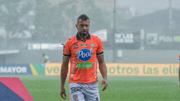 Andrés Cadavid previo al partido entre Envigado y Millonarios, demorado por lluvia en el Polideportivo Sur.