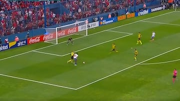 Brayan Cortés sufre uno de los momentos más dolorosos de su carrera: ojo a la reacción del arquero chileno