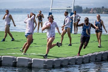 Curiosas fotografías tomadas desde el aire en la que se observa a un grupo de jugadores luchando por el balón en un campo de rugby flotante en el lago Lemán durante el Water Rugby Lausanne, un insólito torneo de tres días organizado por LUC Rugby que reunió a más de 240 jugadores en Lausana, en el oeste de Suiza.