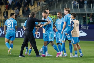 Antonio Conte, entrenador del N¨¢poles, frena a sus jugadores, que acud¨ªan a protestar al ¨¢rbitro, durante el Parma-N¨¢poles.