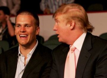 El jugador de la NFL, Tom Brady, charla con Donald Trump.