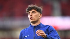 Kai Havertz, jugador del Chelsea, calienta antes de un partido.