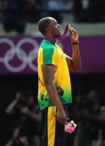 En los Juegos Olímpicos de Londres 2012, el 11 de agosto, estableció un nuevo récord mundial en el relevo 4x100 con registro de 36,84. Además superó el récord olímpico en los 100 metros lisos tras ganar la final con un tiempo de 9,63, estableciendo la segunda mejor marca de la historia, y también triunfó en los 200m, siendo el primer atleta en ganar la medalla de oro olímpica en dos juegos consecutivos en ambas pruebas. En la imagen Usain Bolt en el podio con la medalla de oro de los 200m.