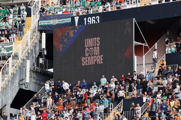 Mensajes de apoyo al pueblo valenciano en el marcador digital del estadio de Mestalla.