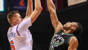 THM08. Milwaukee (United States), 06/01/2017.- New York Knicks forward Kristaps Porzingis of Latvia (L) shoots over Milwaukee Bucks forward Giannis Antetokounmpo of Greece (R) in the first half of their NBA game at the BMO Harris Bradley Center in Milwaukee, Wisconsin, USA, 06 January 2017. (Baloncesto, Letonia, Grecia, Estados Unidos) EFE/EPA/TANNEN MAURY