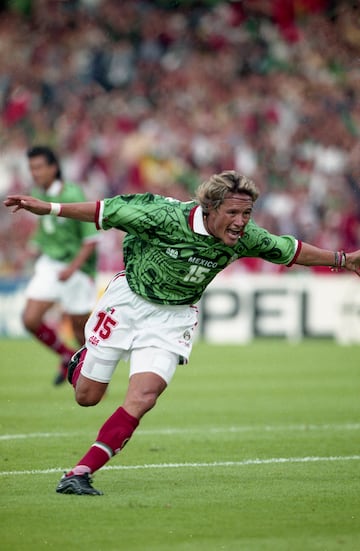 Luis Hernández festeja un gol en la Copa del Mundo de Francia 1998.