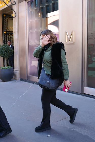 Fayza Lamari, madre de Kylian Mbappé, saliendo de un joyería de París.