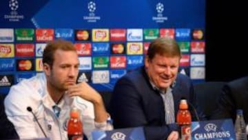 El jugador del Gante Laurent Depoitre y el entrenador del equipo belga, Hein Vanhaezebrouck, en la rueda de prensa previa al partido de Champions League contra el Valencia