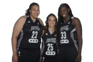 Becky Hammon entre dos de sus compañeras.