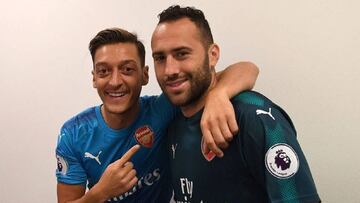 El volante alem&aacute;n Mesut &Ouml;zil expres&oacute; su cari&ntilde;o por el arquero colombiano David Ospina publicando una foto junto al ahora ex compa&ntilde;ero de Arsenal.