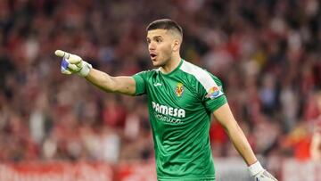 MUNICH, GERMANY - APRIL 12: goalkeeper Geronimo Rulli of Villarreal CF gestures during the UEFA Champions League Quarter Final Leg Two match between Bayern München and Villarreal CF at Football Arena Munich on April 12, 2022 in Munich, Germany. (Photo by Roland Krivec/vi/DeFodi Images via Getty Images)