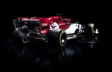 Kimi Raikkonen y Antonio Giovinazzi, los pilotos, destaparon el C38 desarrollado por Sauber con su decoración final, blanca y roja como en 2018.