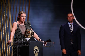 La centrocampista española del FC Barcelona Alexia Putellas recibe su segundo premio Balón de Oro femenino, de manos del ex futbolista ucraniano Andriy Shevchenko.