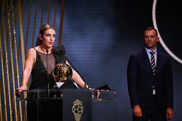 La centrocampista española del FC Barcelona Alexia Putellas recibe su segundo premio Balón de Oro femenino, de manos del ex futbolista ucraniano Andriy Shevchenko.