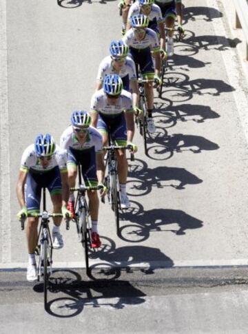 El pelotón durante la tercera etapa de la Vuelta Ciclista a España 2014 que hoy ha transcurrido entre Cádiz capital y el municipio gaditano de Arcos de la Frontera, con un recorrido de 197,8 kilómetros.