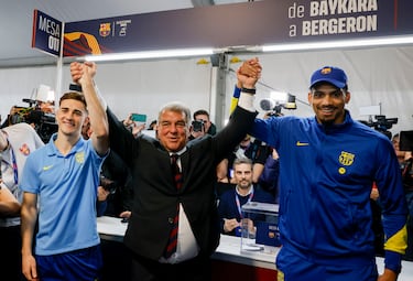 Joan Laporta con Gavi y Araujo. 
 