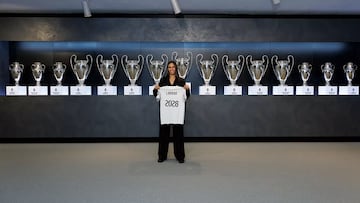 Lakrar, posando con la camiseta oficial de su renovación con el Real Madrid hasta 2028.