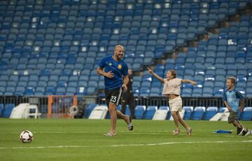 Reina con sus hijos.