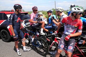 Gianni Moscon, el colombiano Egan Bernal y otros competidores esperan que la carrera se reanude después de un choque masivo