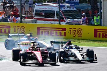 El piloto monegasco de Ferrari, Charles Leclerc, el piloto británico de Mercedes, George Russell, lideran al inicio del Gran Premio de Fórmula Uno de Italia en el circuito Autodromo Nazionale de Monza.