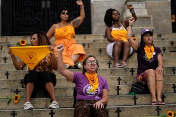 La gente asiste a una manifestación para conmemorar el Día Internacional de la Mujer en Río de Janeiro, Brasil.