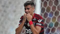 El delantero de Flamengo tom&oacute; la pelota cuando apenas hab&iacute;an trascurrido 30 segundos de juego y dej&oacute; atr&aacute;s rivales uno tras otro para asistir en el gol.