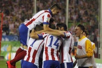Los jugadores del Atlético de Madrid celebran el gol marcado por su compañero el croata Mario Mandzukic al Real Madrid, durante el partido de vuelta de la Supercopa de España que se disputa esta noche en el estadio Vicente Calderón. 
