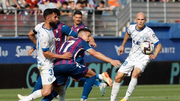 EIBAR (GUIPÚZCOA), 03/06/2023.- El centrocampista del Eibar José Corpas (c) disputa el balón ante Rubén Duarte (i), defensa del Alavés, durante el partido de ida de semifinales de playoff de ascenso de Segunda División entre la SD Eibar y el Deportivo Alavés, este sábado en el estadio de Ipurúa, en Eibar. EFE/ Juan Herrero