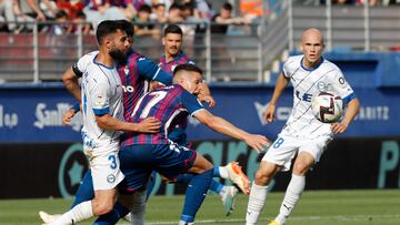 EIBAR (GUIPÚZCOA), 03/06/2023.- El centrocampista del Eibar José Corpas (c) disputa el balón ante Rubén Duarte (i), defensa del Alavés, durante el partido de ida de semifinales de playoff de ascenso de Segunda División entre la SD Eibar y el Deportivo Alavés, este sábado en el estadio de Ipurúa, en Eibar. EFE/ Juan Herrero
