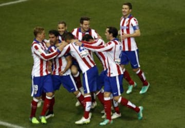 1-0. Raúl García celebra el primer tanto con sus comnpañeros.