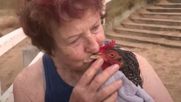 Elaine Janes besando a su pollo en una playa de Victoria (Australia).