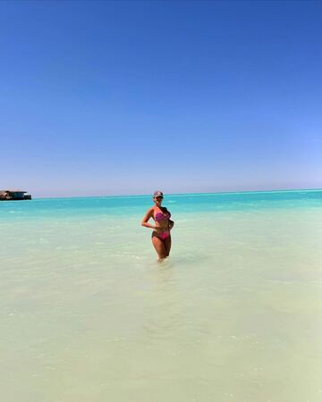 Georgina Rodr¨ªguez posa dentro de las espectaculares aguas que ba?an la isla.